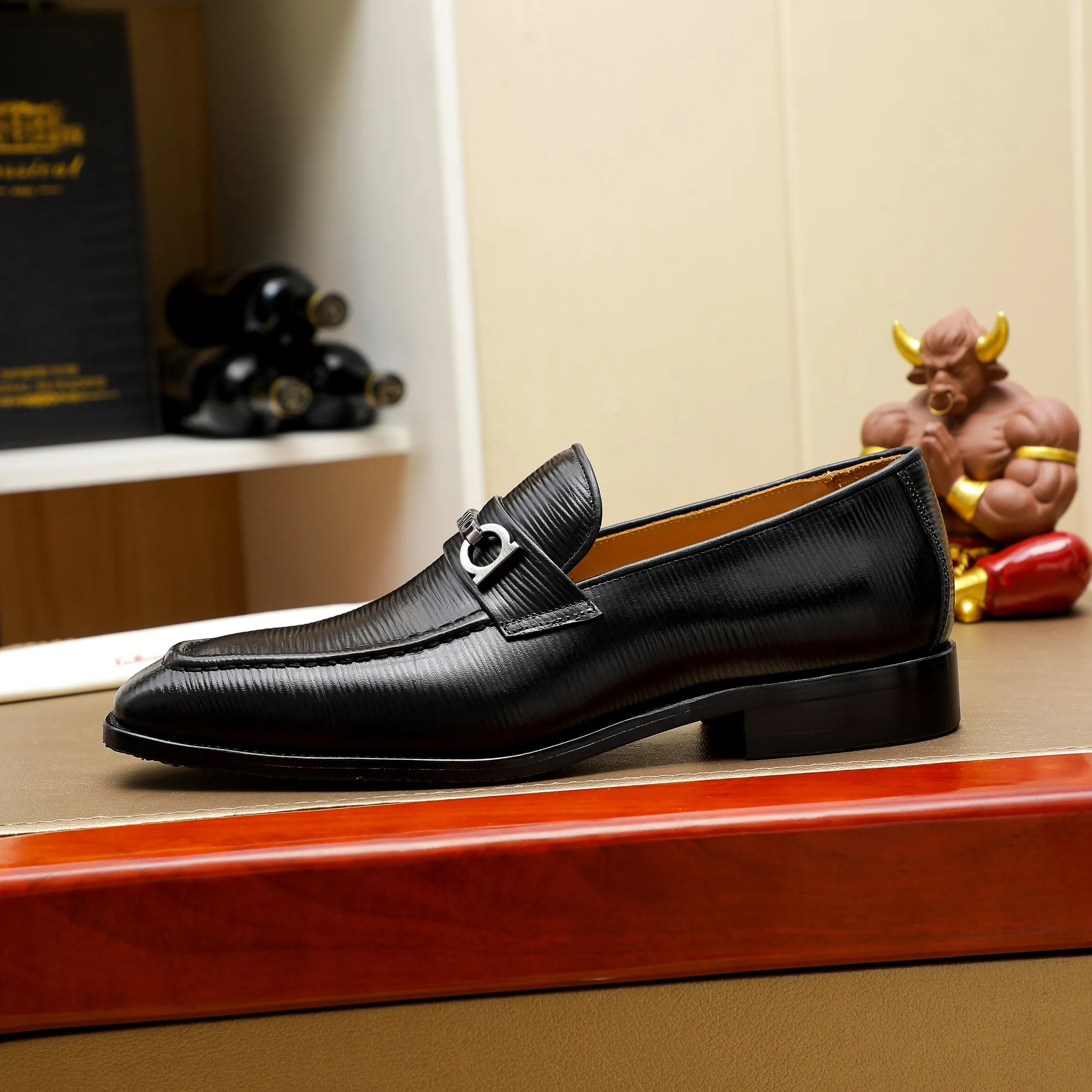 Men's shoes 💰460 🕷🕷🐂【Ferragamo】Ferragamo Popular fashion leather shoes🇨🇳Official website counter 1:1 production, original mold opening💯Good quality can be seen, imported high-end first-layer waxed calfskin, water-dyed🐂leather lining🌿very clear texture, high-quality waterproof, non-slip and wear-resistant outsole🎋high quality and low price, truly handmade🍓2 colors available! Code number 38-44……(45.46.Customized)